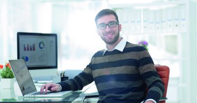 Homme au bureau avec ordinateur