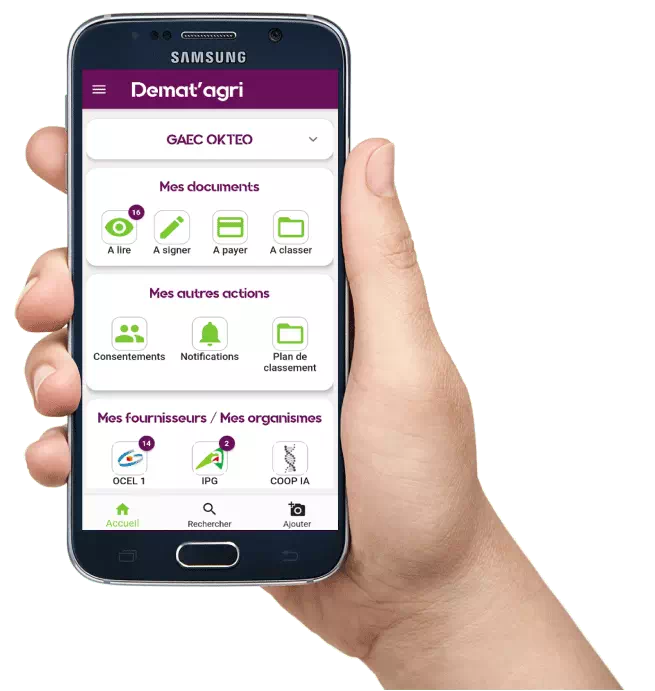 Smartphone dans une main avec l'application DematAgri à l'écran